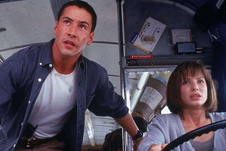 Sandra Bullock y Keanu Reeves en una escena de Máxima velocidad (1994)
