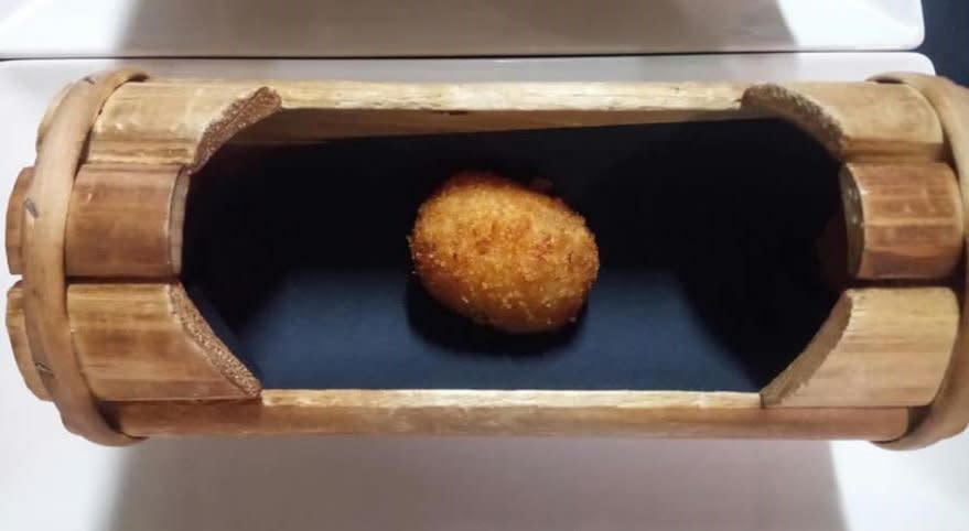 Esta es y así se presenta la mejor croqueta del mundo, ganadora del concurso celebrado en el marco de Madrid Fusión. Es de jamón, por supuesto. (Foto: Perfiles en <a href="https://twitter.com/Rest_Tobiko" rel="nofollow noopener" target="_blank" data-ylk="slk:redes sociales del restaurante Tobiko;elm:context_link;itc:0;sec:content-canvas" class="link ">redes sociales del restaurante Tobiko</a>, en Toledo)