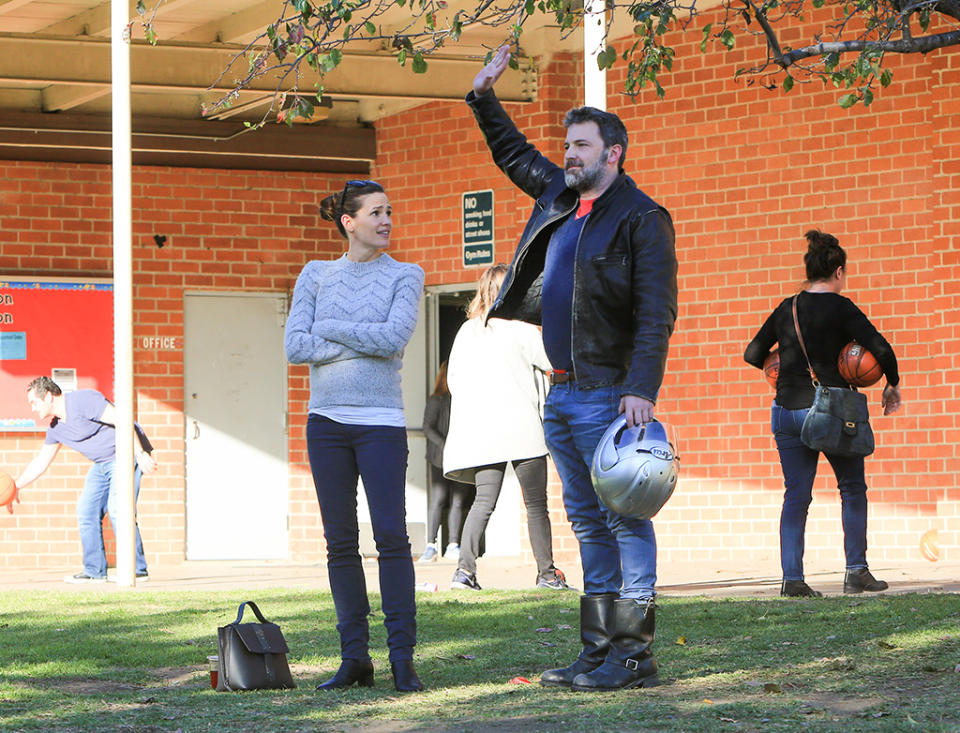 <p>The devoted parents looked like your average mom and dad, just hanging around, waiting for their kids on Saturday in Los Angeles. (Photo: BG004/Bauer-Griffin/GC Images) </p>