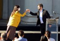 El presidente electo de Chile, Gabriel Boric, choca los puños con su futura ministra del Interior, Izkia Siches, durante la presentación de su gabinete en Santiago de Chile