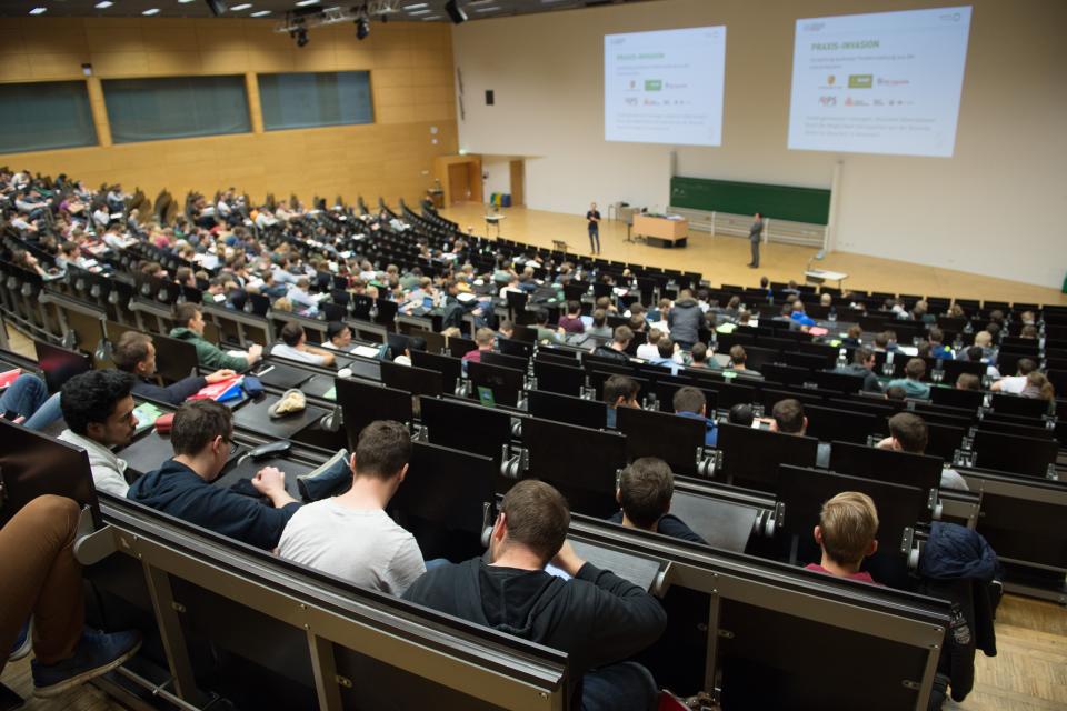 In einem Hörsaal der Uni Leipzig agitierten Studenten gegen einen ihrer Professoren. (Symbolfoto: dpa)