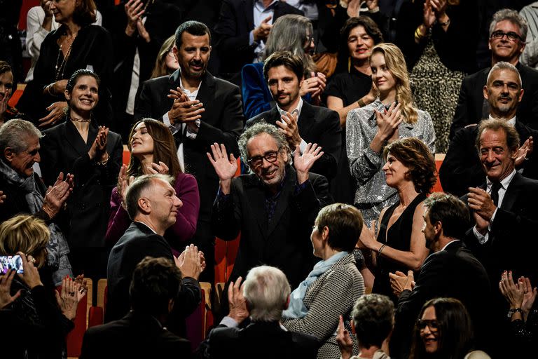 El director junto a Bellucci, el realizador francés Claude Lelouch y el actor Vincent Lindon