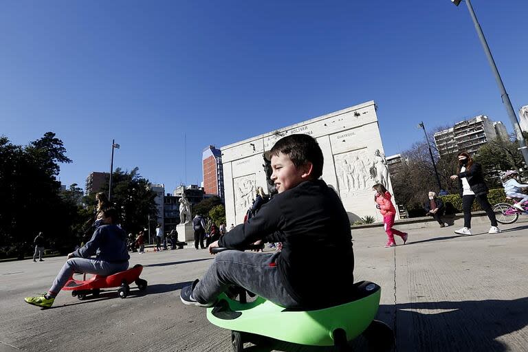 Los años de infancia y adolescencia son aquellos en los que el cerebro está más pendiente de adquirir los conocimientos, sobre todo de tipo socioemocional; esto implica el imitar lo que ven, el experimentar junto con los demás