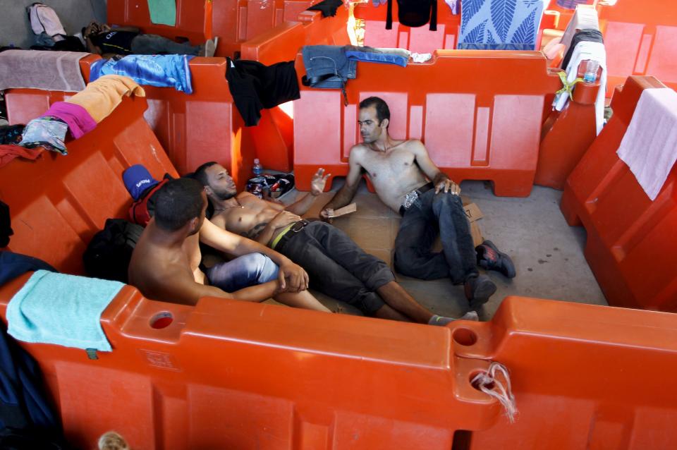 Cuban migrants chat as they wait for the opening of the border between Costa Rica and Nicaragua in Penas Blancas, Costa Rica November 16, 2015. More than a thousand Cuban migrants hoping to make it to the United States were stranded in the border town of Penas Blancas, Costa Rica, on Monday after Nicaragua closed its border on November 15, 2015 stoking diplomatic tensions over a growing wave of migrants making the journey north from the Caribbean island. REUTERS/Juan Carlos Ulate