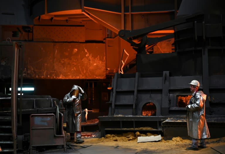 Tausende Beschäftigte von Thyssenkrupp Steel in Duisburg haben am Dienstag gegen das Vorgehen der Geschäftsführung beim geplanten Teilverkauf des Unternehmens demonstriert. Die Beschäftigten werfen dem Management vor, sie übergangen zu haben. (Ina FASSBENDER)