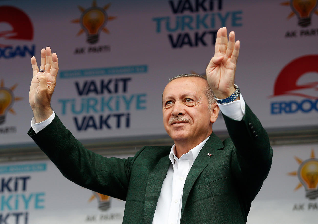 Präsident Recep Tayyip Erdoğan wurde vom türkischen Fernsehsender TVNET schon als Sieger gezeigt. Scheinbar versehentlich. (Bild: AP Photo)