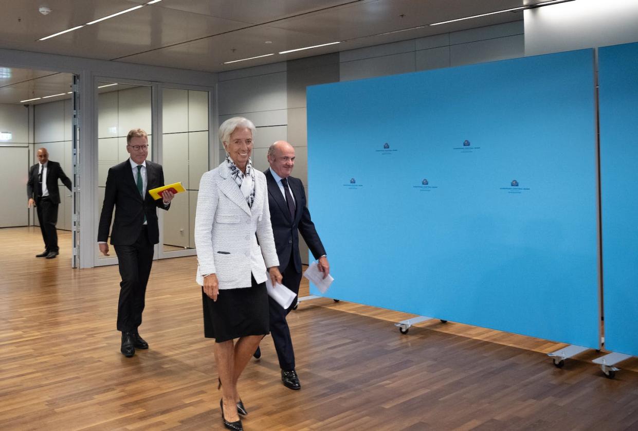 La presidenta del BCE, Christine Lagarde, y el vicepresidente, Luis de Guindos, entran en la rueda de prensa del Consejo de Gobierno del BCE el 8 de septiembre de 2022, en Fráncfort (Alemania). <a href="https://www.flickr.com/photos/europeancentralbank/52343159228/in/album-72177720301774331/" rel="nofollow noopener" target="_blank" data-ylk="slk:Claudio De Angelis/BCE;elm:context_link;itc:0;sec:content-canvas" class="link ">Claudio De Angelis/BCE</a>