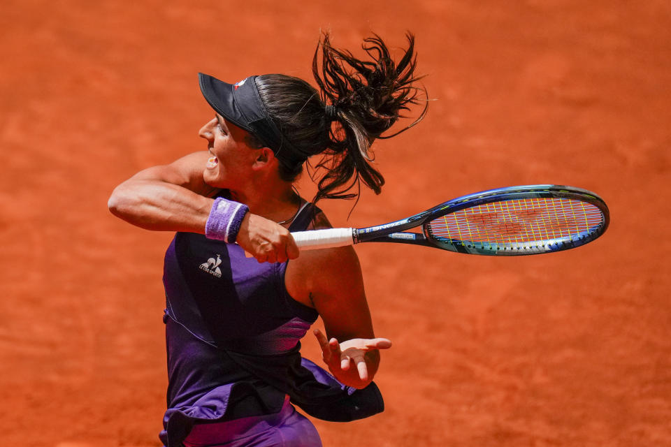 La argentina María Lourdes Carlé juega contra Emma Raducanu en el Abierto de Madrid, el miércoles 24 de abril de 2024. (AP Foto/Manu Fernández)