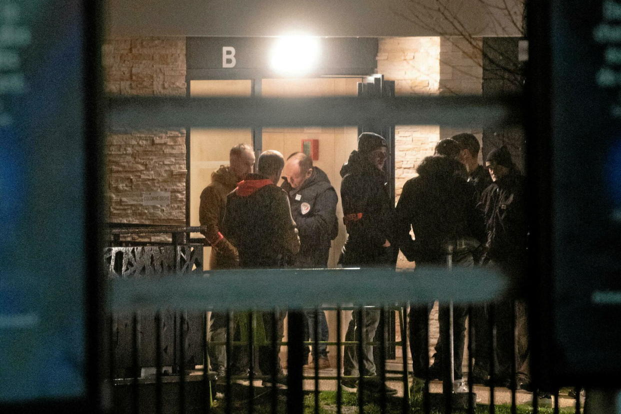 Des policiers de l'IGPN dans l'immeuble où a eu lieu le drame, à Noisy-le-Grand, en Seine-Saint-Denis, le 7 février 2024.  - Credit:Poitout Florian / Poitout Florian/ABACA