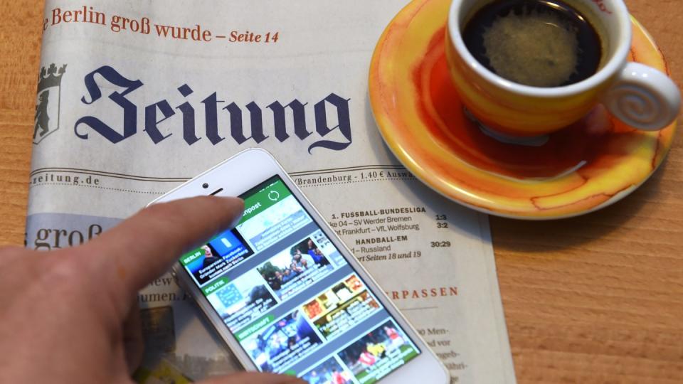 Espresso, Tageszeitung, Smartphone: Nachrichten online zu lesen wird immer wichtiger, doch viele Onliner nutzen weiterhin auch traditionelle Medien. Foto: Jens Kalaene