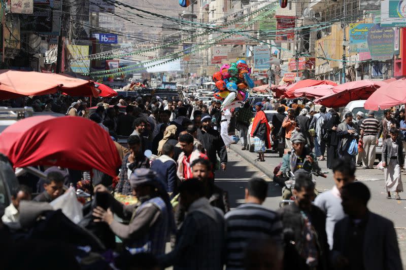 Personas caminan en un mercadillo en Sanaa, Yemen 5 de febrero de 2021