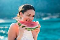 Grundsätzlich sollten Sie Melone getrennt von jedem anderen Lebensmittel essen. Sie sollten sie auch nicht mit anderen Früchten kombinieren. So verringern Sie die Gefahr von Bauchschmerzen. (Bild: iStock / Jovanmandic)