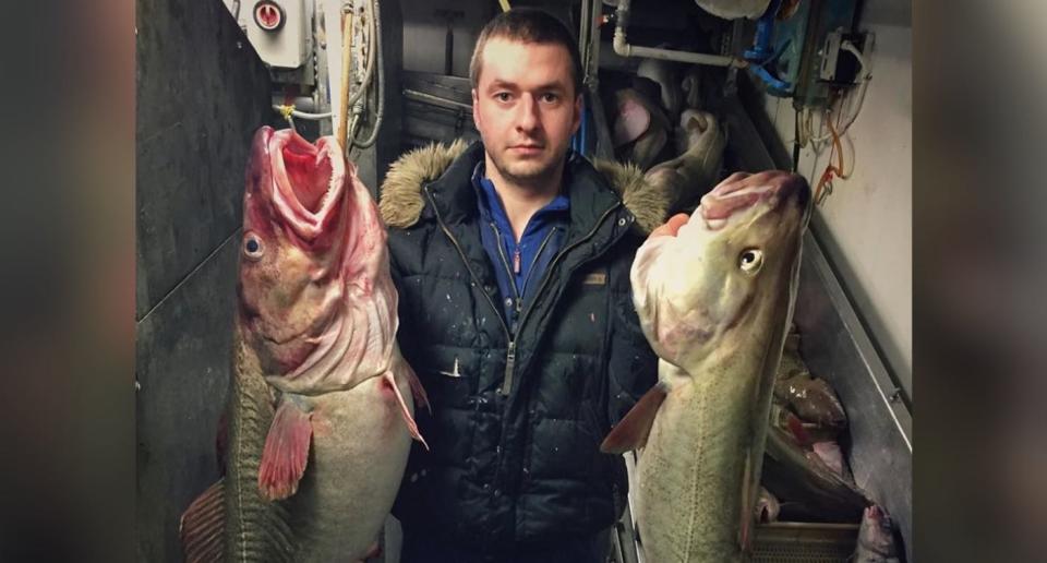 Roman posa con dos peces enormes (Créditos: Instagram Roman Ferdovstov)