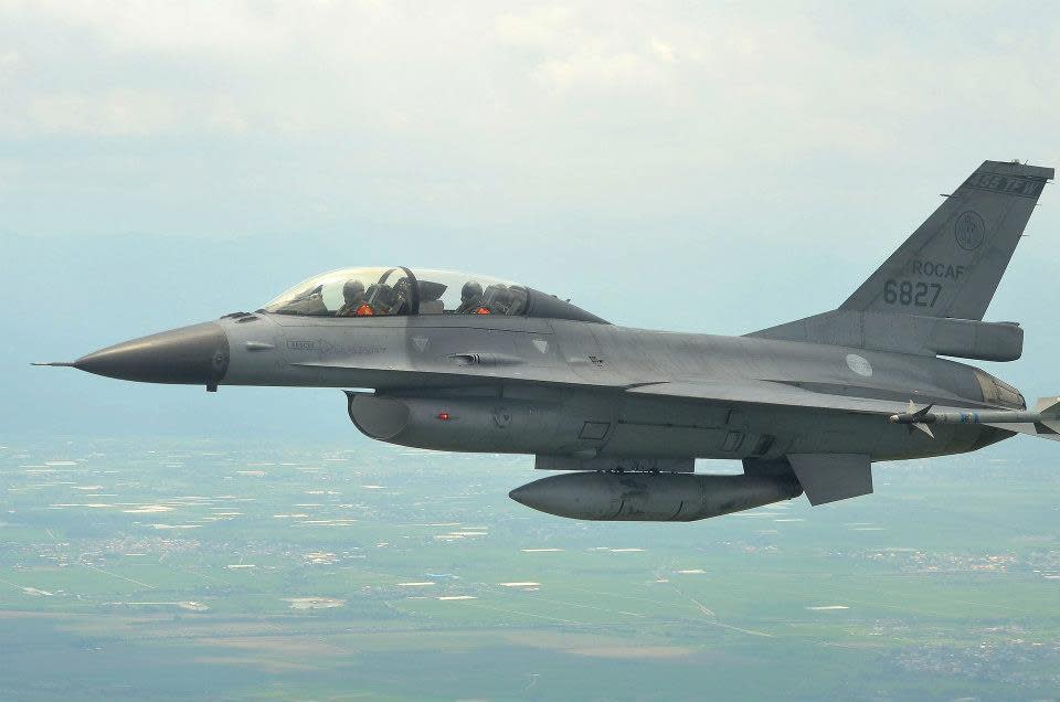 <strong>嘉義基地一架F-16型戰機在執行例行訓練時因油量指示異常轉降馬公基地。（臉書「國防部發言人」）</strong>