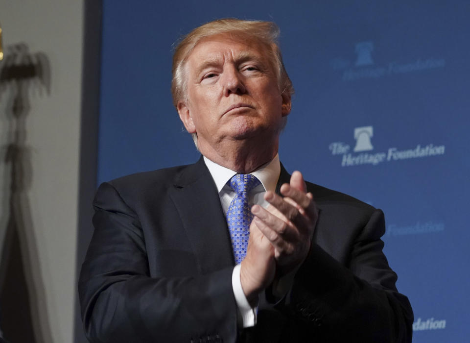 El presidente de EEUU, Donald Trump, antes de hablar en la reunión en el Heritage Foundation’s annual President’s Club, el 17 de octubre de 2017 en Washington. (AP Photo/Pablo Martinez Monsivais)