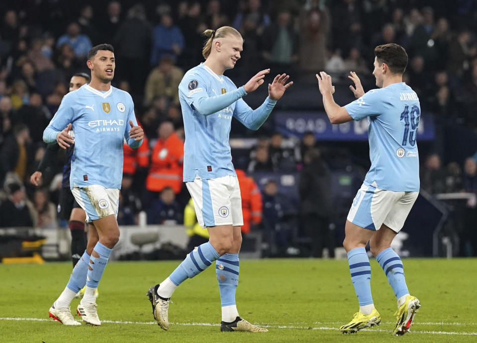 Erling Haaland (centro) celebra tras marcar el tercer gol del Manchester City ante Copenhague por los octavos de final de la Liga de Campeones, el miércoles 6 de marzo de 2024, en Manchester. (Nick Potts/PA vía AP)