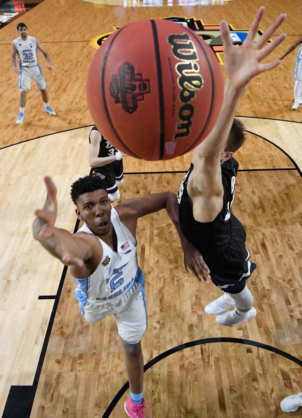 <p>Tony Bradley #5 of the North Carolina Tar Heels shoots against Zach Collins #32 of the Gonzaga Bulldogs in the first half during the 2017 NCAA Men’s Final Four National Championship game at University of Phoenix Stadium on April 3, 2017 in Glendale, Arizona. (Photo by Chris Steppig – Pool/NCAA Photos via Getty Images) </p>