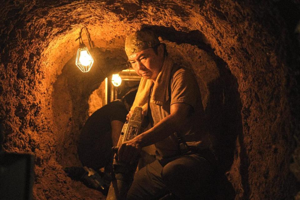 《盜墓同盟》中出現的地洞也是靠人工搭建，林元熙在片中飾演挖地達人。（龍祥電影提供）