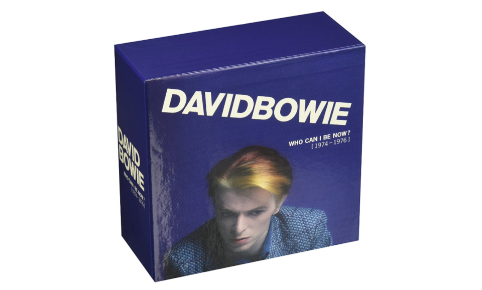 <p><b>Prix </b>: <a rel="nofollow noopener" href="http://musique.fnac.com/a9984131/David-Bowie-Coffret-Bowie-Who-can-I-be-now-1974-1976-12-CD-Inclus-un-livre-relie-de-128-pages-CD-album?oref=8154009a-9274-6c5c-65cf-98d31f30819f&Origin=CMP_GOOGLE_MP_MUSIK&mckv=rPt899pr_dc&pcrid=77058270623&ectrans=1&gclid=Cj0KEQiA4JnCBRDQ5be3nKCPhpwBEiQAjwN1bp2SMP4IV_E0vsAmp-Jua7VRKeH42o2QchpxVa4mC4YaAu2O8P8HAQ" target="_blank" data-ylk="slk:130 €;elm:context_link;itc:0;sec:content-canvas" class="link ">130 €</a><br>Avec David Bowie s’est éteint il y a près d’un an un génie de la musique et de la mode, une icône érotique et provoc’ et un<a rel="nofollow" href="https://fr.news.yahoo.com/le-top-10-des-chansons-meconnues-de-david-bowie-105302020.html" data-ylk="slk:homme à l’imaginaire débordant;elm:context_link;itc:0;sec:content-canvas;outcm:mb_qualified_link;_E:mb_qualified_link;ct:story;" class="link  yahoo-link"> homme à l’imaginaire débordant</a>. Le 8 janvier 2016, soit deux jours avant sa mort, l’enfant maudit de Brixton sortait son dernier album, “<i>Blackstar</i>”. Il était essentiel qu’un coffret sorte en fin d’année pour lui rendre hommage. On y trouve au choix, 12 CD ou 13 vinyles, qui regroupent ses trois albums studios sortis entre 1974 et 1976 (”<i>Diamond Dogs”, “Young Americans”</i> et <i>“Station to Station</i>”), des live, une compile de singles et face B, et l’album “<i>The Gouster</i>” de 1974, resté inédit jusqu’en septembre dernier.<br></p>