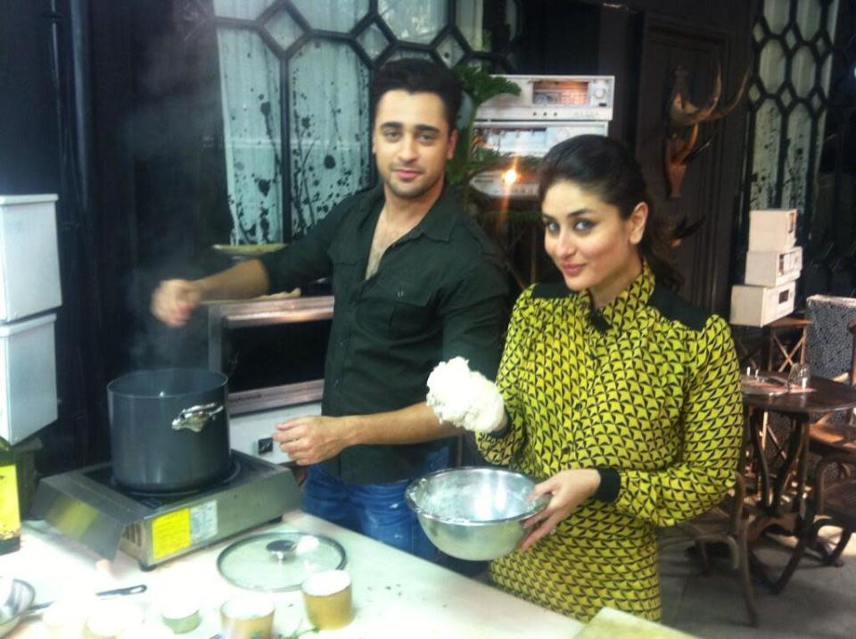 Imran Khan has been busy expressing his love for his gori, with only a week left for the release of his film Gori Tere Pyaar Mein. Recently, Imran and Kareena were spotted at a cooking show, where they prepared theplas and Bolognese, which according to director Punit Malhotra was an amazing meal. Punit even tweeted about the delightful meal with an image of Imran and Kareena enjoying their cooking stint.