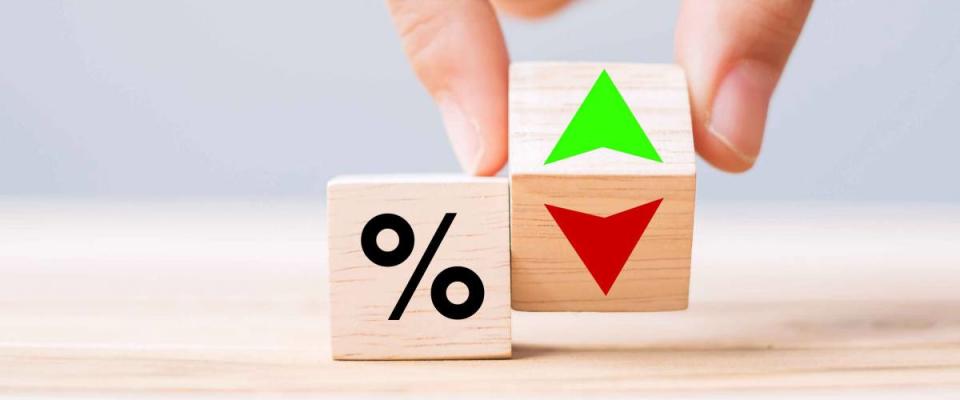 business man Hand change wood cube block with percentage to UP and Down arrow symbol icon. Interest rate, stocks, financial, ranking, mortgage rates and Cut loss concept