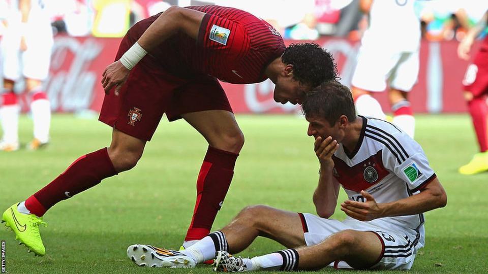 Pepe le grita a Thomas Muller en un partido entre Portugal y Alemania.