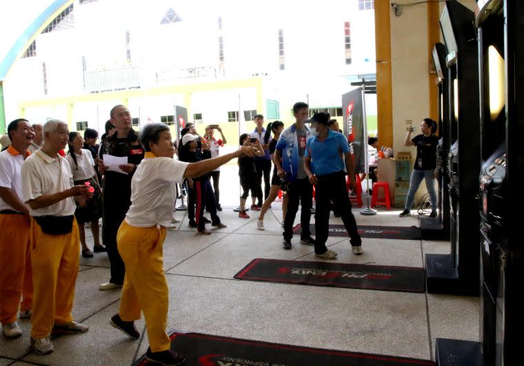 電子飛鏢等趣味體驗運動，讓到場民眾下場動一動。高雄市政府運動發展局提供