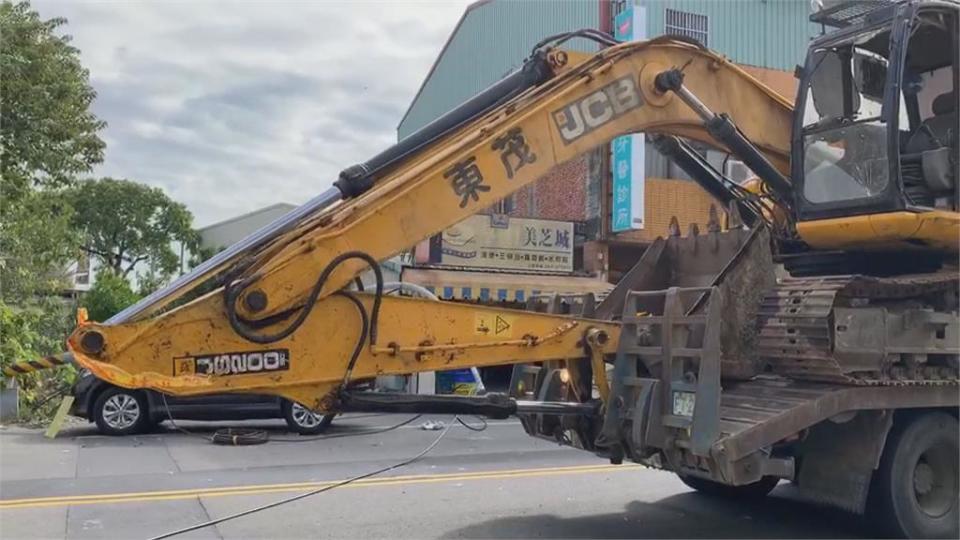 彰化芬園怪手挖斗過高 勾倒電桿砸中2車