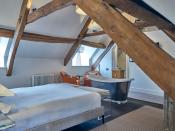 <p>The quintessential British boutique hotel, <a href="https://www.booking.com/hotel/gb/barnsley-house.en-gb.html?aid=2200769&label=hotel-room-bath-tub" rel="nofollow noopener" target="_blank" data-ylk="slk:Barnsley House;elm:context_link;itc:0;sec:content-canvas" class="link ">Barnsley House</a> is near Cirencester in the Cotswolds. Rooms with bath tubs include the Junior Suites – but for the ultimate indulgence, book a split-level Suite, which not only has two storeys, but a shiny metallic bath tub at the foot of the bed.<br><br>Further relaxation awaits at the spa, hidden away in the estate’s gorgeous gardens, which were once tended by famous gardener Rosemary Verey.<br></p><p><a class="link " href="https://www.booking.com/hotel/gb/barnsley-house.en-gb.html?aid=2200769&label=hotel-room-bath-tub" rel="nofollow noopener" target="_blank" data-ylk="slk:CHECK AVAILABILITY;elm:context_link;itc:0;sec:content-canvas">CHECK AVAILABILITY</a></p>