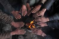 <p>Afghanen wärmen sich in Herat an einem Feuer. (Bild: Jalil Rezayee/EPA) </p>