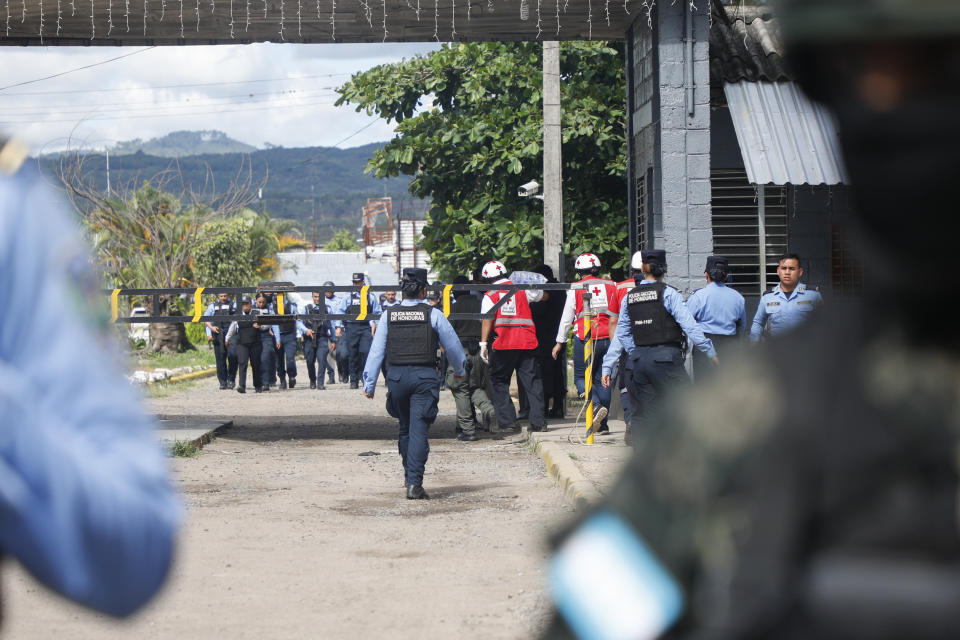 La policía resguarda la entrada de la cárcel de mujeres de Tamara, a las afueras de Tegucigalpa, Honduras, el martes 20 de junio de 2023. Un motín en el centro penitenciario de mujeres del noroeste de la capital hondureña dejó al menos 41 reclusas muertas, en su mayoría quemadas, afirmó un oficial de la Policía de Honduras. (AP Foto/Elmer Martínez)