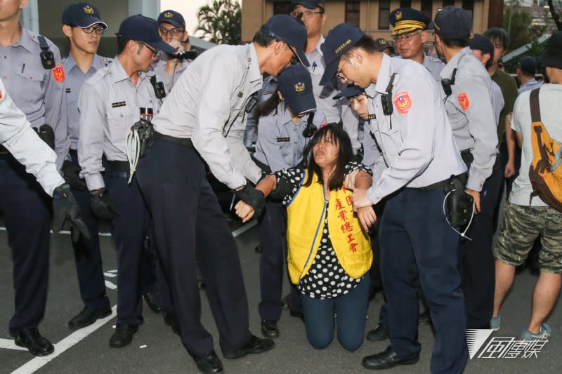 20161025-SMG0045-026-勞團立法院外抗議砍7天假，內部工人被警方架出。（陳明仁攝）