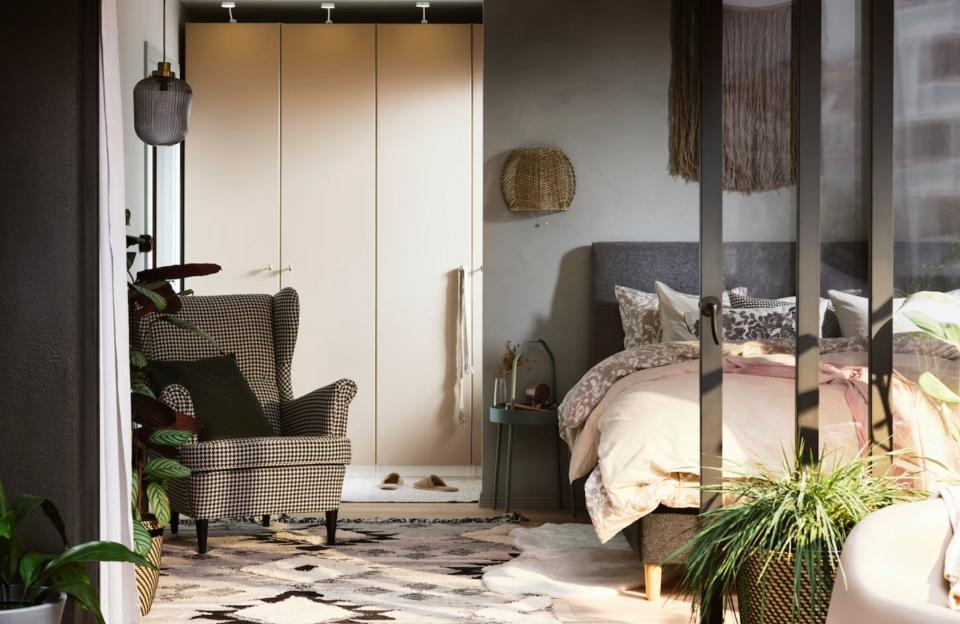 <a href="https://www.elle.fr/Deco/Pieces/Chambre/Les-plus-belles-chambres-du-catalogue-IKEA-2020#xtor=AL-541" rel="nofollow noopener" target="_blank" data-ylk="slk:Voir la suite des photos sur ELLE.fr;elm:context_link;itc:0;sec:content-canvas" class="link ">Voir la suite des photos sur ELLE.fr</a><br><h3> A lire aussi </h3><ul><li><a href="https://www.elle.fr/Deco/Pieces/Chambre/Dans-l-intimite-de-20-jolies-suites-parentales#xtor=AL-541" rel="nofollow noopener" target="_blank" data-ylk="slk:Dans l’intimité de 30 jolies suites parentales;elm:context_link;itc:0;sec:content-canvas" class="link ">Dans l’intimité de 30 jolies suites parentales</a></li><li><a href="https://www.elle.fr/Deco/Pieces/Chambre-enfant/couleur-chambre-enfant#xtor=AL-541" rel="nofollow noopener" target="_blank" data-ylk="slk:Quelles couleurs choisir pour une chambre d'enfant?;elm:context_link;itc:0;sec:content-canvas" class="link ">Quelles couleurs choisir pour une chambre d'enfant?</a></li><li><a href="https://www.elle.fr/Deco/Pieces/Chambre/10-inspirations-pour-une-chambre-au-style-boheme#xtor=AL-541" rel="nofollow noopener" target="_blank" data-ylk="slk:10 inspirations pour une chambre au style bohème;elm:context_link;itc:0;sec:content-canvas" class="link ">10 inspirations pour une chambre au style bohème</a></li><li><a href="https://www.elle.fr/Deco/Pieces/Chambre/Idee-deco-chambre#xtor=AL-541" rel="nofollow noopener" target="_blank" data-ylk="slk:Nos meilleures idées déco pour une chambre à tomber !;elm:context_link;itc:0;sec:content-canvas" class="link ">Nos meilleures idées déco pour une chambre à tomber !</a></li><li><a href="https://www.elle.fr/Astro/Horoscope/Quotidien#xtor=AL-541" rel="nofollow noopener" target="_blank" data-ylk="slk:Consultez votre horoscope sur ELLE;elm:context_link;itc:0;sec:content-canvas" class="link ">Consultez votre horoscope sur ELLE</a></li></ul>