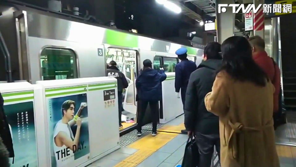 出事的列車隨即停靠在JR秋葉原站，民眾目擊被害者坐在月台椅子上接受救治，「精疲力盡」。（圖／翻攝自X）