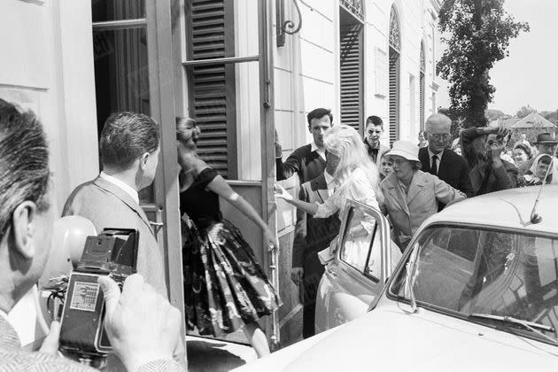 <p>Le mariage de Brigitte Bardot et Jacques Charrier, à la mairie de Louveciennes, dans les Yvelines, le 18 juin 1959.</p>