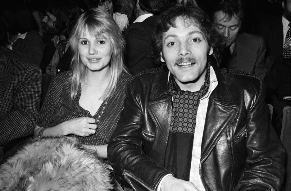 Patrick Dewaere et Miou-Miou se rencontrent en 1971. L'acteur est déjà marié à Sotha et l'actrice est en couple avec Coluche. Entre eux, s'instaure un amour passionnel, fort. En 1974, ils deviennent parents d'une petite Angèle. Pourtant, de nombreuses crises secouent le couple : Patrick Dewaere est jaloux. En 1973, il avait cassé une porte d'hôtel avant de vouloir se battre avec Gérard Depardieu, avec lequel il pensait que Miou-Miou avait une relation. En 1975, la jeune femme rencontre Julien Clerc sur le tournage de <em>D'amour et d'eau fraîche</em>. Entre l'actrice et le chanteur, c'est le coup de foudre. De son côté, Patrick Dewaere re-sombre dans l'alcool et la drogue. Le couple se sépare et se déchire pour la garde de leur fille. Une rupture dont ne se remettra jamais vraiment Patrick Dewaere. À ce sujet, son autre fille Lola écrira d'ailleurs : <em>"Ça a été le début de la descente aux enfers. À partir de là, mon père est devenu violent, impulsif, invivable"</em>. En perdant la <em>"femme de sa vie"</em>, Patrick Dewaere perdait ses repères, sa stabilité.