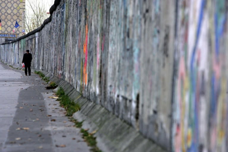 Filer of the Berlin Wall on the eastern side from 09/12/04