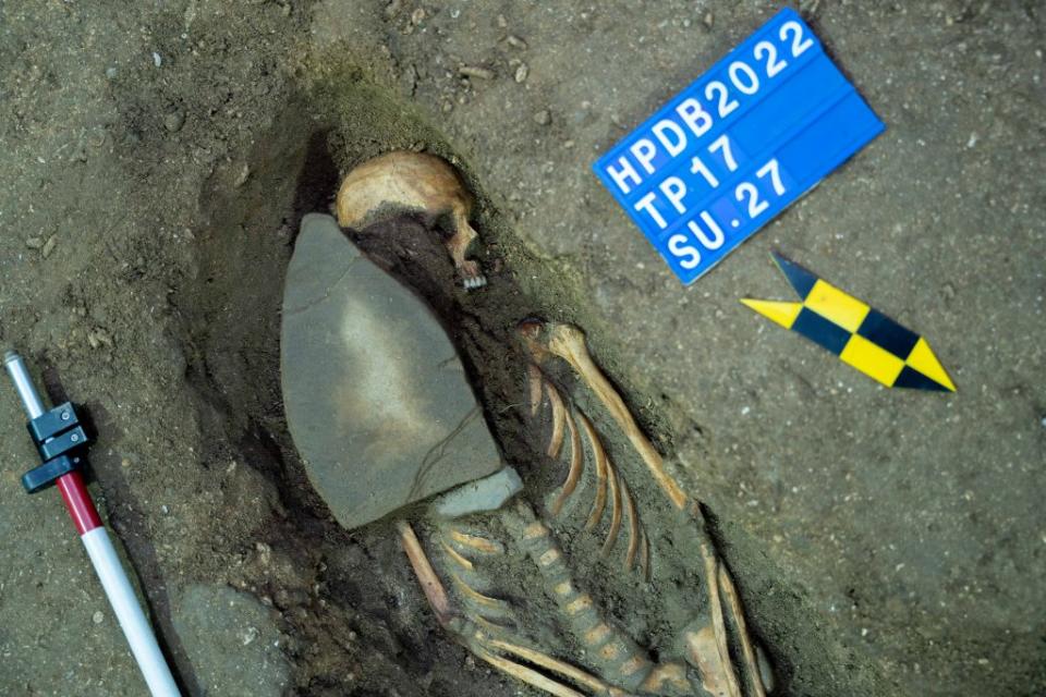考古試掘工程於十二月二日傍晚發現一具新遺骸，目前已開始清整遺骸並進行研究調查。(基隆市文化局提供)
