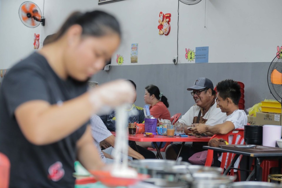 Lim Kee Hwa having breakfast with his friends before starting his day at the sea. — Picture by Sayuti Zainudin