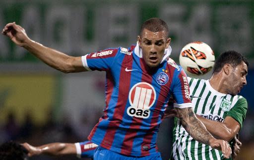 Francisco Najera (D), del colombiano Atlético Nacional, salta a cabecear junto a José Viana, del brasileño Bahia, en juego de ida por los octavos de final de la Copa Sudamericana 2013 disputado en el estadio Atanasio Girardot el 26 de setiembre de 2013 en Medellin, Antioquia (AFP | Raúl Arboleda)