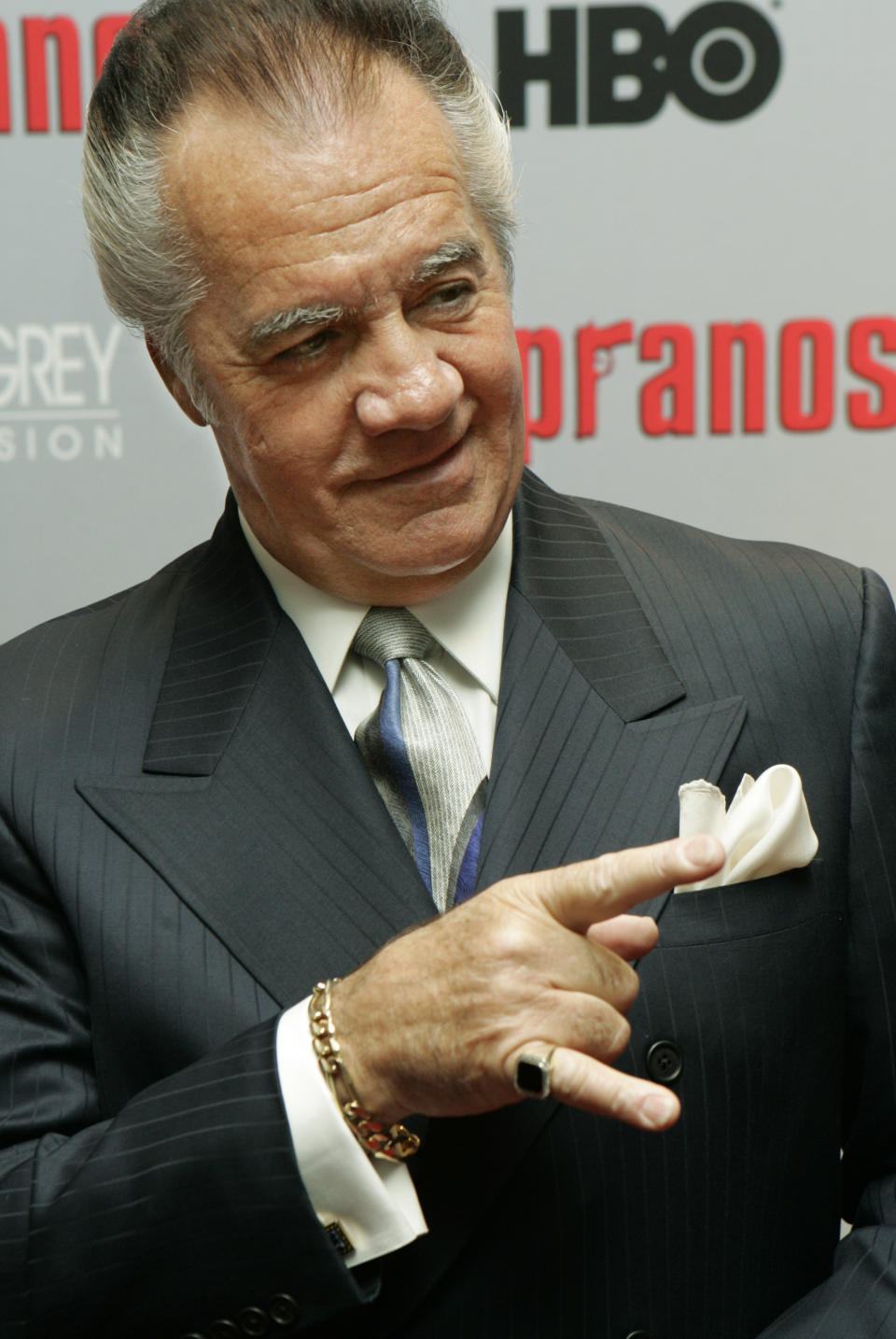 ARCHIVO - Tony Sirico posa al llegar al estreno mundial de la sexta temporada de "The Sopranos", el 7 de marzo de 2006 en Nueva York. Sirico, quien interpretó al mafioso Paulie Walnuts en “The Sopranos” y llevó su arrogancia de tipo duro a películas como “Goodfellas”, murió el viernes 8 de julio de 2022. Tenía 79 años. (Foto AP/Stuart Ramson, archivo)