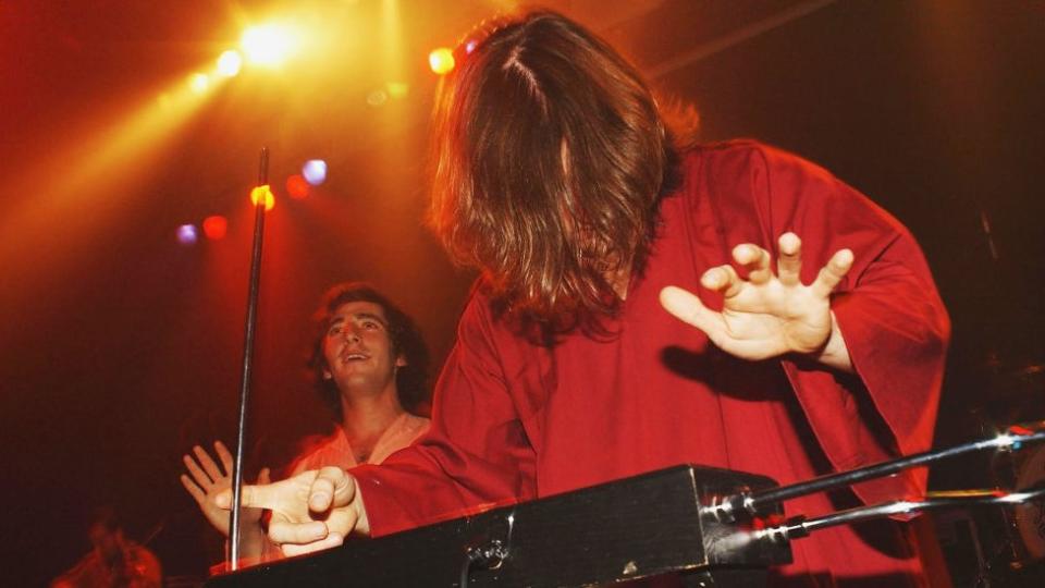 Toby Halbrooks, músico de theremin de The Polyphonic Spree, actúa en el Astoria el 6 de noviembre de 2004 en Londres.