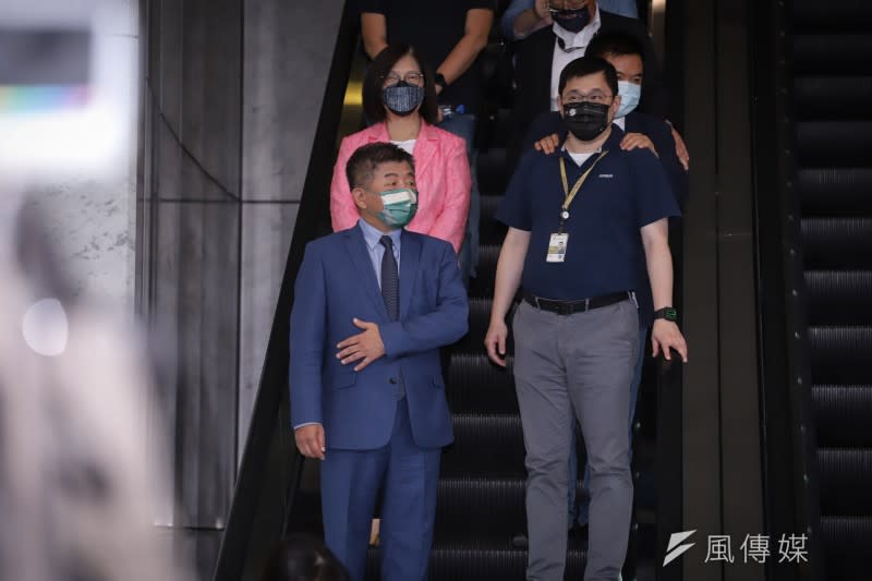 20220923-台北市長參選人陳時中參訪星宇航空。董事長張國煒陪同下樓。（陳品佑攝）