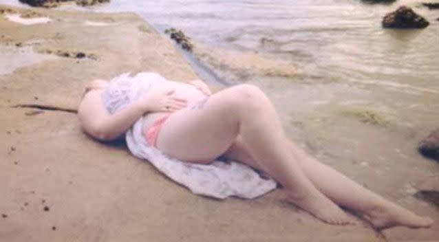 21-year-old Cochrane on the beach displaying her pregnancy bump. Source: Facebook.