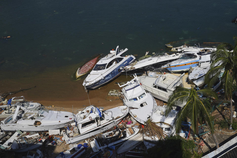 Yates encallados dañados por el paso del huracán Otis, en Acapulco, México, el domingo 12 de noviembre de 2023. Cerca de tres semanas después de que el ciclón de categoría 5 destrozara el puerto del océano Pacífico, dejando 48 personas muertas y la infraestructura de la ciudad hecha pedazos, las tareas de limpieza siguen pendientes. (AP Foto/Marco Ugarte)