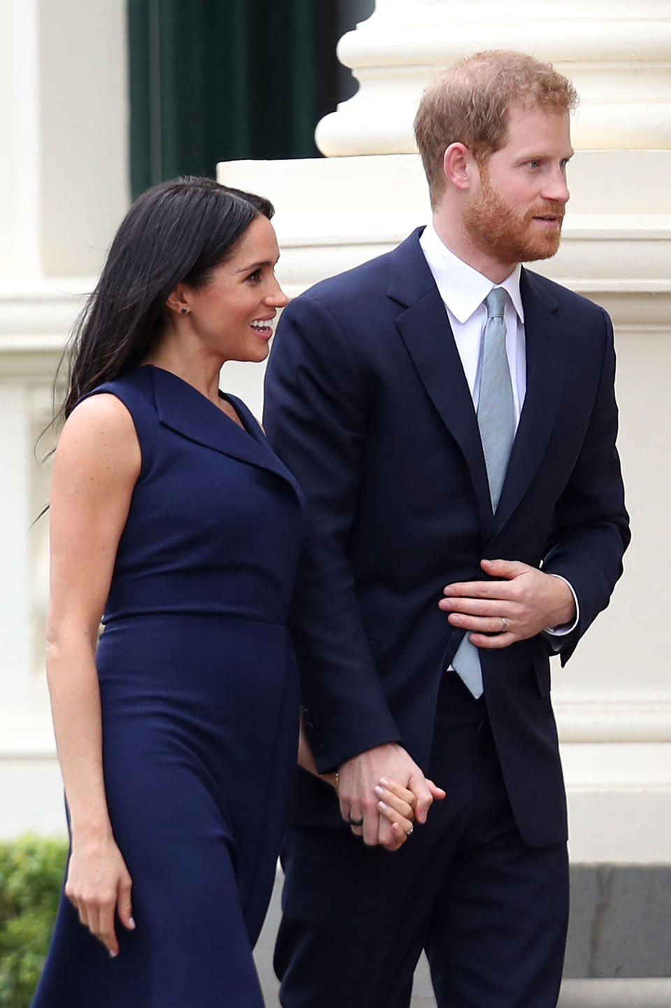 <p>Plutôt moulante, cette création laissait apparaître un petit ventre sur la magnifique duchesse de Sussex. Crédit photo : Getty Images </p>