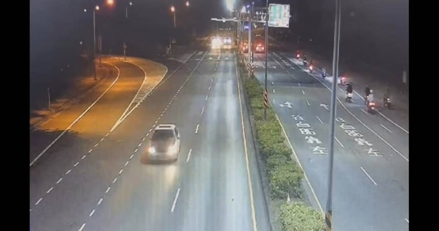 台南有民眾深夜聚集，騎乘遮蔽車牌的白牌重機上路，擾亂安寧。（圖／翻攝照片）