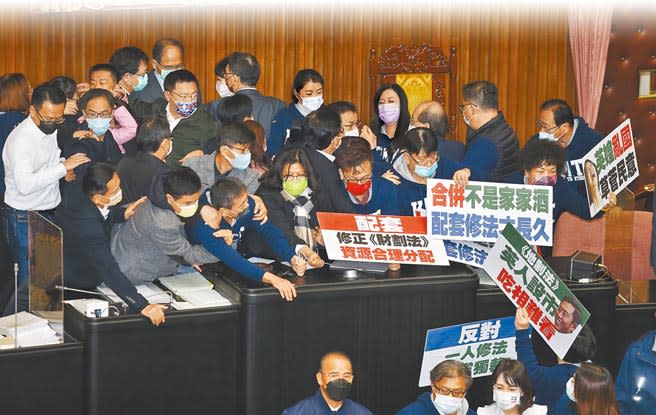 繼總預算案後，民進黨立院黨團24日再度祭出「逕付二讀」議事技巧，強力護航《地方制度法》修正案，國民黨立委強烈不滿，齊聚議場舉牌抗議。（姚志平攝）