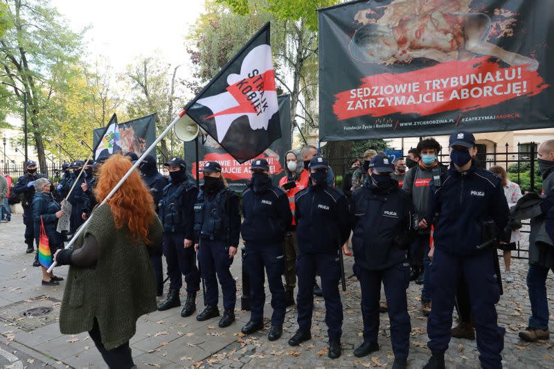 Personas protestan contra la imposición de nuevas restricciones a la ley del aborto en Polonia en Varsovia, Polonia, el 22 de octubre de 2020