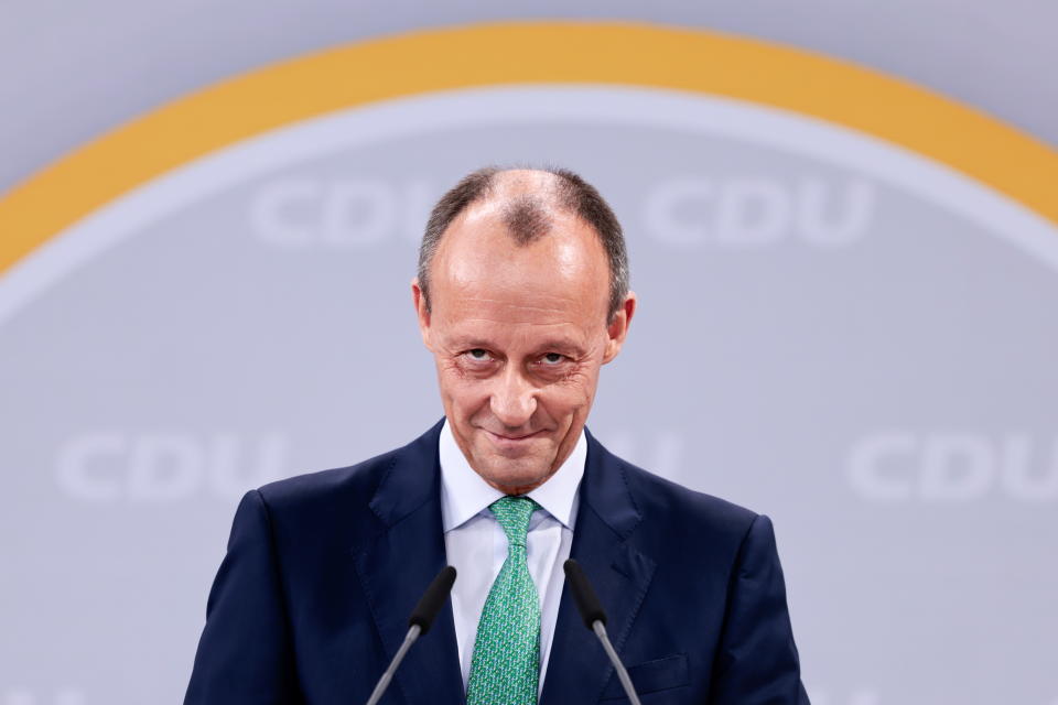 Eine grüne Krawatte hat er schon mal: Friedrich Merz (CDU) im Januar 2022 in Berlin (Bild: REUTERS/Hannibal Hanschke/Pool)